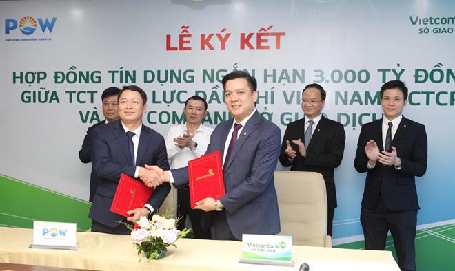 Ông Hồ Công Kỳ - Chủ tịch HĐQT PV Power bên trái) và ông Hồ Văn Tuấn – Giám đốc Vietcombank Sở giao dịch ký kết hợp đồng tín dụng