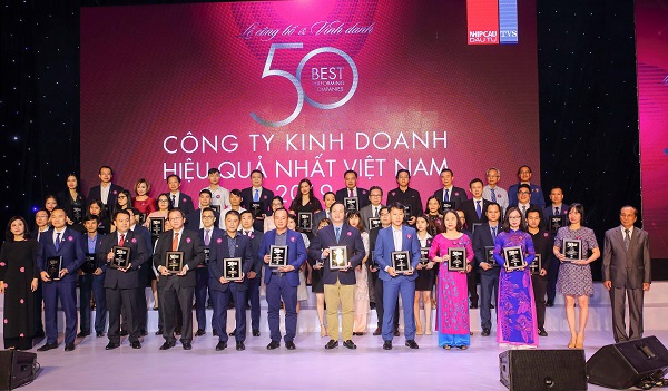 Bà Phan Thị Thanh Tâm - Phó Trưởng Văn phòng đại diện Vietcombank khu vực phía Nam (thứ 2 từ phải sang hàng đầu tiên) nhận biểu trưng “Top 50 công ty kinh doanh hiệu quả nhất Việt Nam”