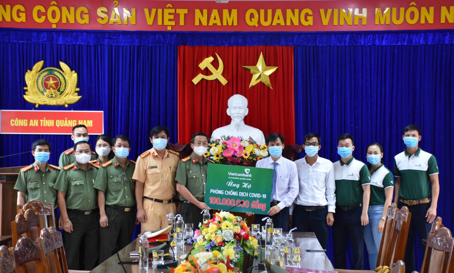 Ông Phạm Doãn Quốc–Phó Giám đốc Vietcombank Quảng Nam trao biểu trưng ủng hộ cho Thượng tá Nguyễn Thành Long–Phó Giám đốc Công an tỉnh Quảng Nam