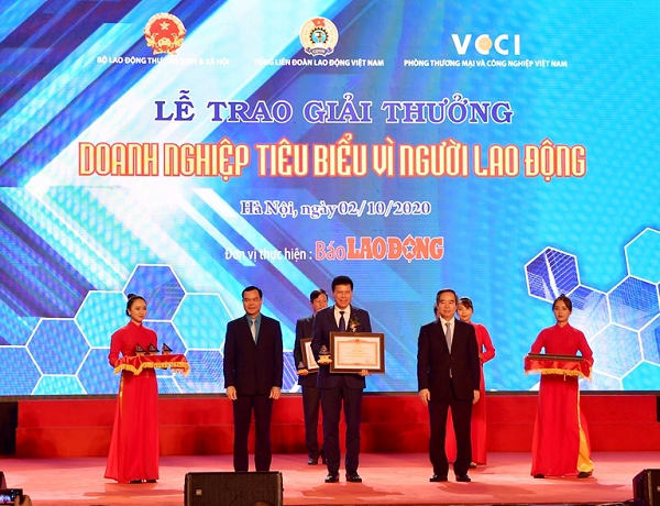Đại diện Vietcombank nhận Bằng khen “Doanh nghiệp tiêu biểu vì người lao động” của Thủ tướng Chính phủ