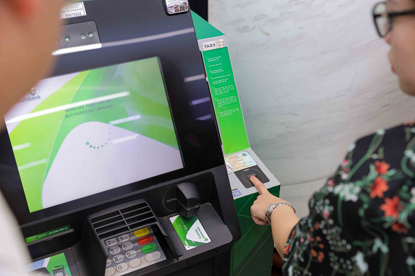 Khách hàng trải nghiệm rút tiền bằng CCCD gắn chip tại ATM của Vietcombank