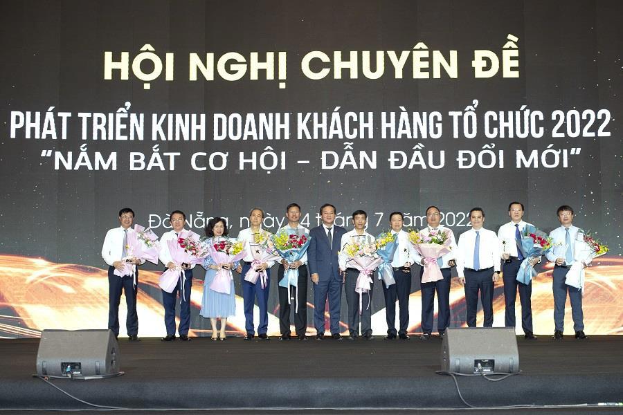 10 chi nhánh xuất sắc đạt các giải chuyên đề cả năm trong chương trình thi đua phát triển khách hàng bán buôn mới năm 2021