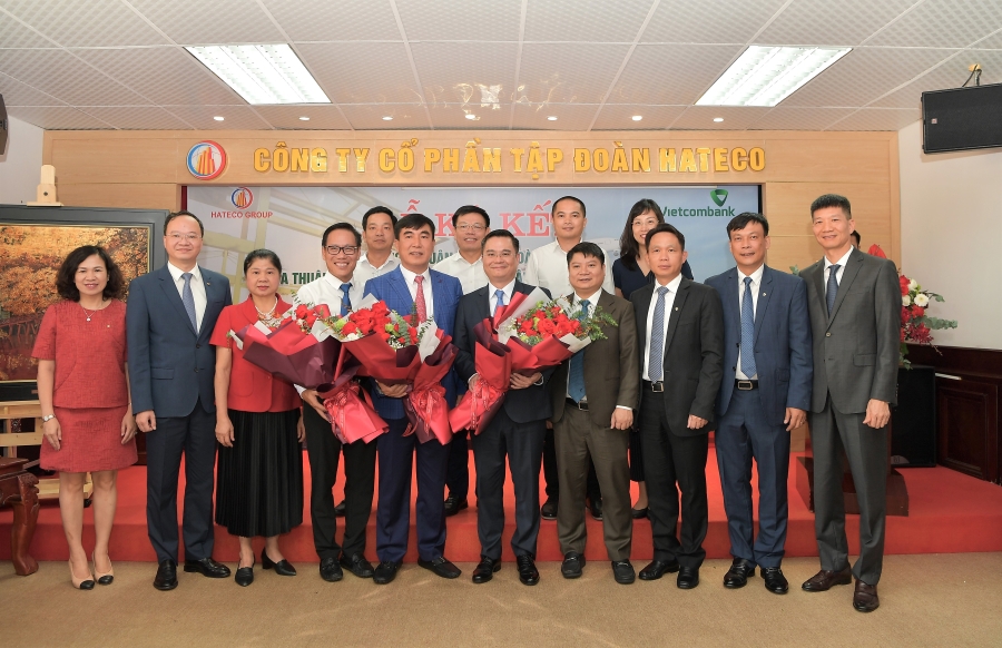 Lãnh đạo và đại biểu các bên chụp hình lưu niệm tại lễ ký kết