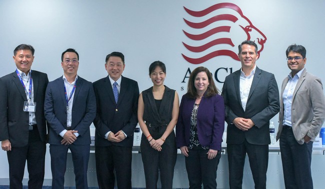 Bà Vũ Thị Bích Thu - Trưởng Văn phòng đại diện Vietcombank tại Singapore (giữa) chụp hình cùng các diễn giả đến từ Sembcorp Singapore, CBRE Singapore và đại diện Amcham Singapore, Vietcham Singapore