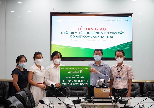 Ông Đặng Hoài Đức-Phó Tổng Giám đốc  (thứ 3 từ trái sang) trao biểu trưng tặng quà cho đại diện Bệnh viện Chợ Rẫy, ông Nguyễn Tri Thức-Giám đốc Bệnh viện 