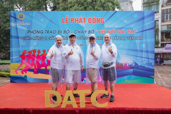 Ban lãnh đạo DATC tham gia phát động phong trào đi bộ, chạy bộ “Kết nối trái tim”