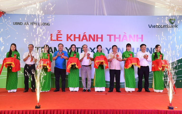 Các đại biểu cắt băng khánh thành Trạm y tế xã Yên Lương