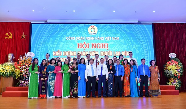 Ông Đào Minh Tú - Phó Thống đốc NHNN, Chủ tịch Công đoàn Ngân hàng Việt Nam và Phó Tổng giám đốc Vietcombank Đào Minh Tuấn chụp hình lưu niệm với các cán bộ, người lao động Vietcombank được vinh danh tại Hội nghị