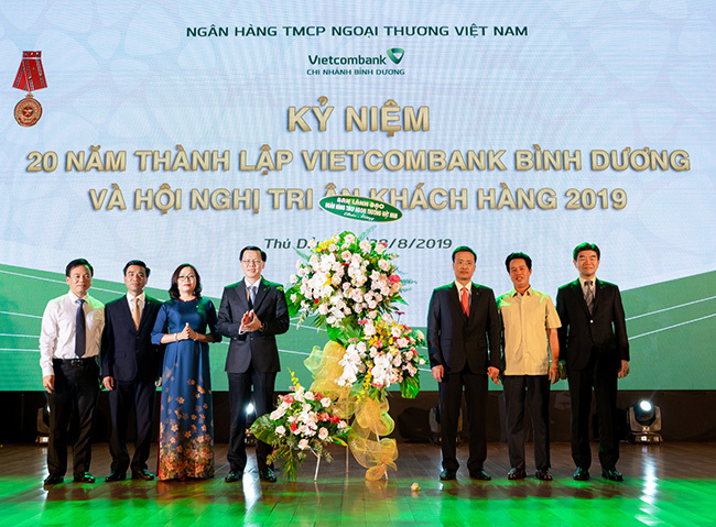 Ông Phạm Quang Dũng - Tổng Giám đốc Vietcombank (thứ 3 từ phải sang) cùng đại diện Ban lãnh đạo Vietcombank tặng hoa chúc mừng Vietcombank Bình Dương