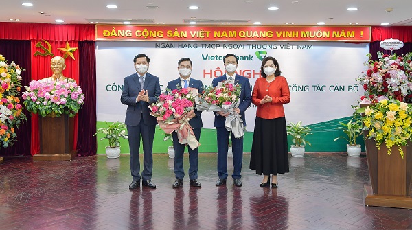 Bà Nguyễn Thị Hồng-Thống đốc Ngân hàng Nhà nước Việt Nam, Nguyễn Long Hải -Bí thư Đảng ủy Khối Doanh nghiệp Trung ương chụp ảnh cùng ông Phạm Quang Dũng - Chủ tịch HĐQT Vietcombank và ông Nguyễn Thanh Tùng - Phó Tổng Giám đốc phụ trách Ban điều hành Vietcombank