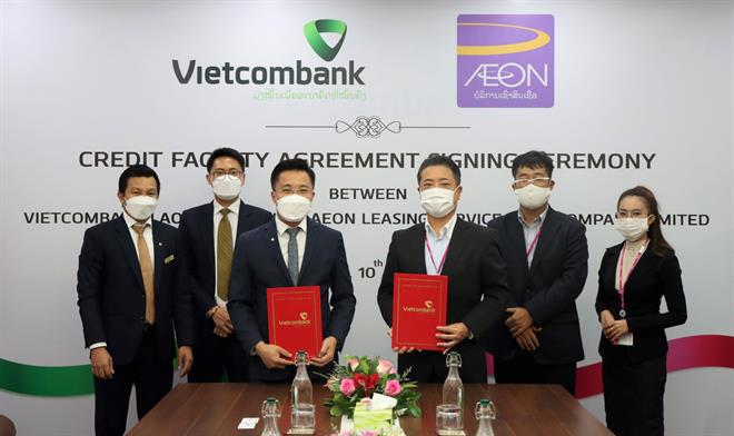&Ocirc;ng Nguyễn Th&agrave;nh Đ&ocirc;&ndash;Th&agrave;nh vi&ecirc;n HĐQT, Tổng gi&aacute;m đốc Vietombank L&agrave;o (h&agrave;ng đầu b&ecirc;n tr&aacute;i) c&ugrave;ng &ocirc;ng Kunio Kawamura&ndash;Gi&aacute;m đốc điều h&agrave;nh AEON L&agrave;o (h&agrave;ng đầu b&ecirc;n phải) thực hiện nghi thức k&yacute; kết