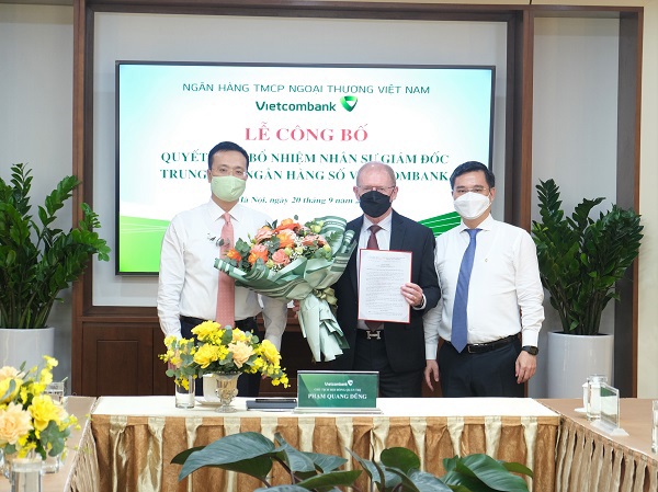 Phạm Quang Dũng - Chủ tịch HĐQT và ông Nguyễn Thanh Tùng – Phó TGĐ phụ trách Ban điều hành trao Quyết định và tặng hoa tân Giám đốc Trung tâm ngân hàng số Vietcombank.