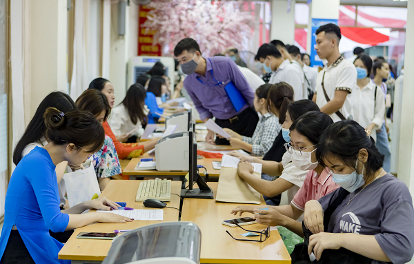C&aacute;n bộ, giảng vi&ecirc;n Nh&agrave; trường hướng dẫn t&acirc;n sinh vi&ecirc;n l&agrave;m thủ tục nhập học