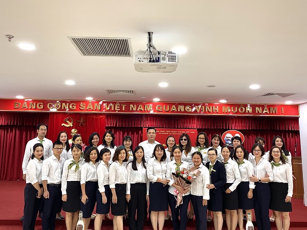 Chi bộ 4, trực thuộc Đảng bộ Vietcombank Sở Giao dịch chụp ảnh lưu niệm sau buổi sinh hoạt Chi bộ