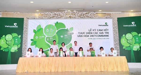 Đại diện tổ công đoàn các phòng/ban/trung tâm tại Trụ sở chính ký cam kết thể hiện, ứng dụng 5 giá trị văn hoá vào trong công việc hàng ngày của các đơn vị