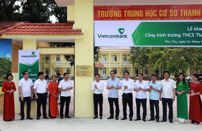 C&aacute;c đại biểu thực hiện nghi thức mở biển t&ecirc;n c&ocirc;ng tr&igrave;nh trường học
