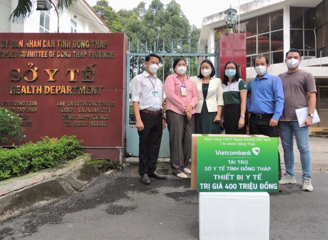 Bà Lê Mai Trinh – Chủ tịch Công đoàn cơ sở, Phó Giám đốc Vietcombank Đồng Tháp (đứng thứ 3 từ trái sang) trao tặng thiết bị y tế cho đại diện lãnh đạo Sở y tế tỉnh Đồng Tháp