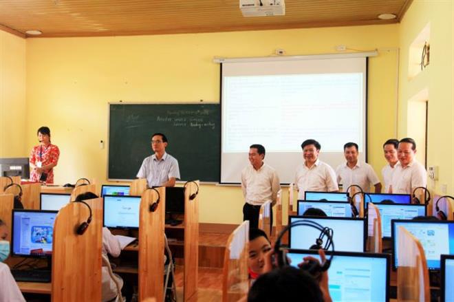C&aacute;c đại biểu tham quan ph&ograve;ng tin học do Vietcombank t&agrave;i trợ