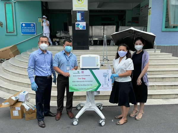 Vietcombank Tân Định trao tặng máy thở cho Bệnh viện Nguyễn Tri Phương góp phần trong công tác điều trị, phòng, chống dịch COVID-19