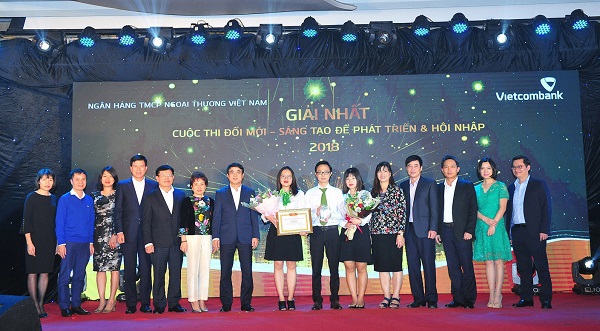 Ban l&atilde;nh đạo Vietcombank chụp ảnh lưu niệm c&ugrave;ng nh&oacute;m t&aacute;c giả đạt Giải Nhất cuộc thi Đồi mới - s&aacute;ng tạo v&agrave; hội nhập của Vietcombank năm 2018.
