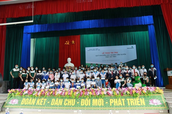 Chi bộ 34 - Phòng Marketing Bán lẻ trao quà an sinh xã hội của Vietcombank tới các em học sinh có hoàn cảnh khó khăn trên địa bàn huyện Cẩm Xuyên, tỉnh Hà Tĩnh