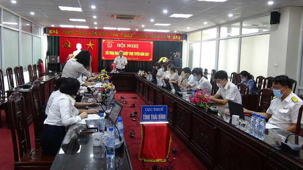 Đại diện các Phòng chức năng, Chi cục Thuế chủ động xử lý, giải đáp vướng mắc của người nộp thuế bằng phương thức trực tuyến