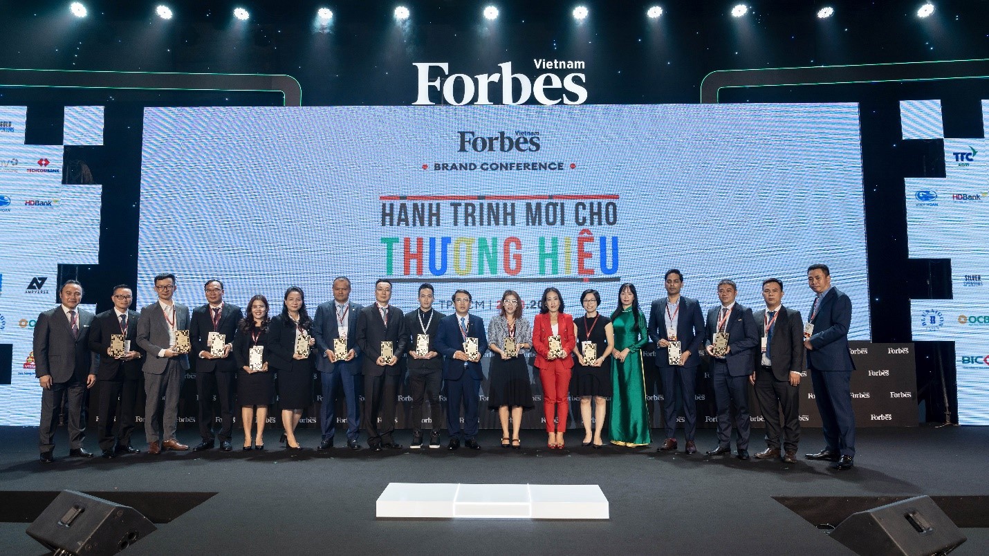 Đại diện Vietcombank (thứ 5 từ trái sang) c&ugrave;ng c&aacute;c đại diện đơn vị thuộc Top 25 Thương hiệu t&agrave;i ch&iacute;nh dẫn đầu