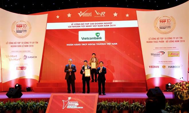 Đại diện Vietcombank nhận giải thưởng từ Ban tổ chức.