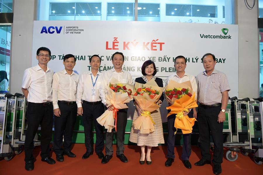 Đại diện các đơn vị trao hoa chúc mừng và chụp ảnh lưu niệm tại lễ ký kết