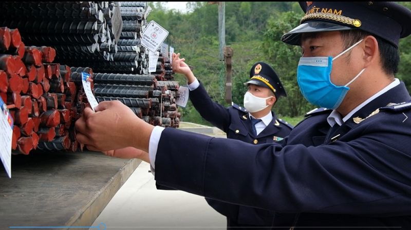 Cán bộ công chức Cục Hải quan Thanh Hóa kiểm tra thực tế hàng hóa