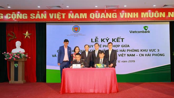 Ông Lê Ngọc Thái – Giám đốc Vietcombank Hải Phòng (bên phải) và ông Trần Mạnh Hùng – Chi cục trưởng Chi cục Hải quan cửa khẩu cảng Hải Phòng Khu vực 3 cùng ký kết Biên bản phối hợp với sự chứng kiến của lãnh đạo 2 đơn vị
