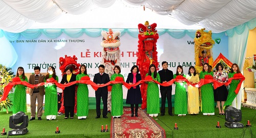 Các đại biểu, khách mời thực hiện nghi thức cắt băng khánh thành công trình. Chủ tịch HĐQT Vietcombank Nghiêm Xuân Thành (thứ 6 từ trái sang) và Bí thư tỉnh ủy Ninh Bình Nguyễn Thị Thanh (thứ 8 từ phải sang)