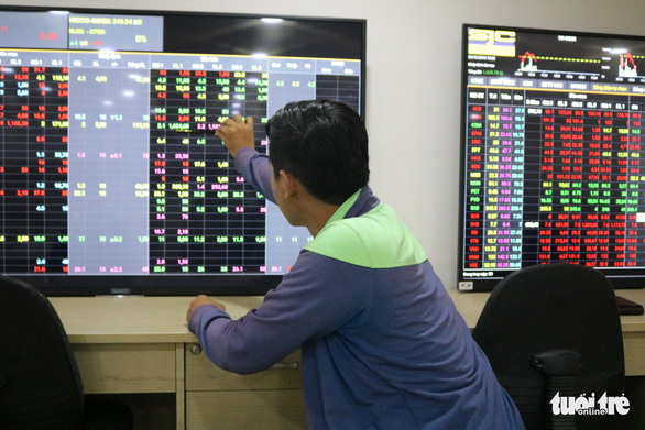kết phiên sáng ngày 17/12/2018, VN-Index giảm 1,04%, đạt 942,14 điểm