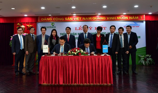 Đại diện Vietcombank, ông Phạm Quang Dũng - UV HĐQT kiêm Tổng Giám đốc (bên phải) và đại diện VNR, ông Đặng Sỹ Mạnh – Phó Tổng Giám đốc phụ trách điều hành ký kết thỏa thuận hợp tác chiến lược toàn diện giữa 2 bên