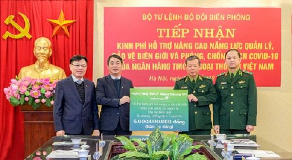 Nghiêm Xuân Thành Chủ tịch HĐQT Vietcombank trao tặng 5 tỷ đồng 5 tỷ biển tượng trưng đồng Vietcombank ủng hộ cho Thiếu tướng Nguyễn Đức Mạnh, Phó Tư lệnh Bộ đội biên phòng - đại diện Bộ Tư lệnh Bộ đội biên phòng