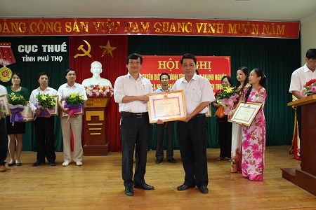 48 doanh nghiệp, cá nhân chấp hành tốt chính sách thuế năm 2012 đã được Cục Thuế Phú Thọ tuyên dương 
