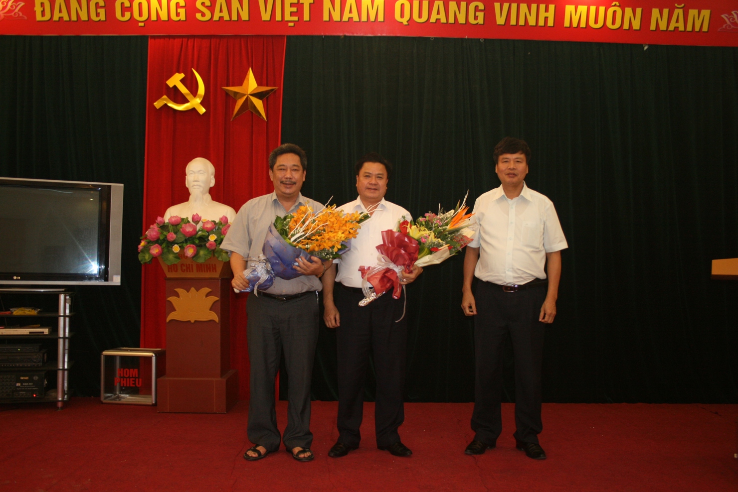 Đồng chí Bí thư Lê Hoàng Hải (ngoài cùng bên trái) và đồng chí Phó Bí thư Phạm Ngọc Thao (giữa)