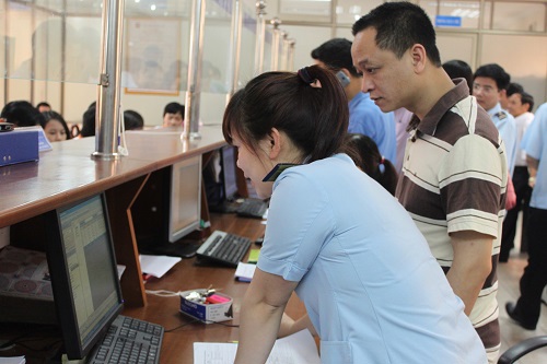 Cán bộ Cục Hải quan Quảng Ninh hướng dẫn doanh nghiệp thực hiện thông quan tự động VNACCS/VCIS. Ảnh: Xuân Hương