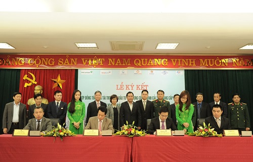 Đại diện ngân hàng đầu mối thu xếp vốn cho dự án, ông Nguyễn Mỹ Hào - Giám đốc Sở giao dịch Vietcombank (hàng đầu, thứ 2 từ trái sang) tham gia ký kết hợp đồng tín dụng tài trợ vốn cho dự án BOT Hà Nội - Bắc Giang