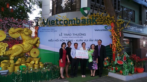 Ban lãnh đạo Vietcombank Cần Thơ chụp hình lưu niệm với khách hàng đạt giải Nhất của chương trình