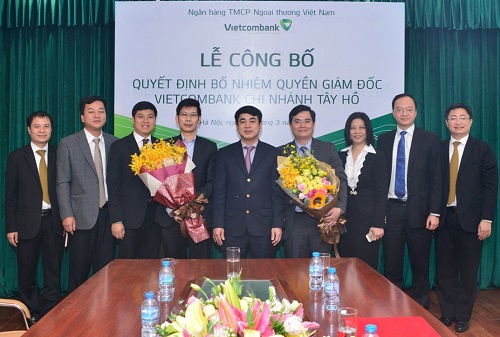 Đ/c Nghiêm Xuân Thành, Bí thư Đảng ủy, Chủ tịch HĐQT Vietcombank (bên trái) đã trao Quyết định điều động và bổ nhiệm ông Nguyễn Thanh Tùng, Phó Giám đốc SGD giữ chức vụ Quyền Giám đốc Vietcombank Tây Hồ;