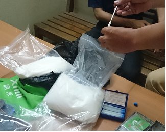 Tang vật 02 kg chất màu trắng nghi là ma túy