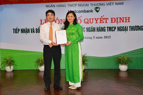 Ông Nghiêm Xuân Thành - Chủ tịch HĐQT Vietcombank trao quyết định tiếp nhận và bổ nhiệm cho bà Đinh Thị Thái - tân Phó Tổng giám đốc Vietcombank