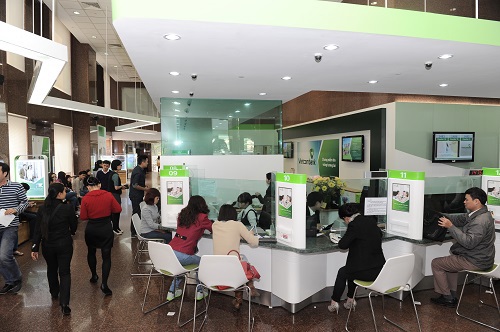 Khách hàng thực hiện giao dịch tại Vietcombank