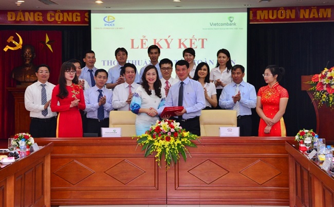 Bà Nguyễn Thị Kim Oanh – Phó Tổng giám đốc Vietcombank và ông Trịnh Văn Tuấn – Chủ tịch HĐQT – Tổng giám đốc PCC1 ký Thỏa thuận Hợp tác giữa Vietcombank và PCC1.