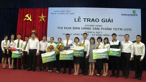 Bà Đoàn Hồng Nhung, Trưởng phòng Quản lý bán sản phẩm bán lẻ, Khối Bán lẻ Hội sở chính chụp ảnh lưu niệm với các CBBH và lãnh đạo bộ phận bán hàng xuất sắc nhất tháng 6 và đợt 1 tại địa bàn Đông Bắc Bộ và Đồng bằng sông Hồng