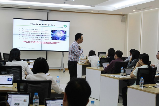 Giảng viên trình bày các nội dung đào tạo liên quan đến khóa học “Kỹ năng tâm lý quản trị”