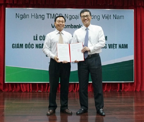 Tổng giám đốc Phạm Quang Dũng trao quyết định bổ nhiệm Giám đốc cho ông Lương Phan Sảng (bên trái)
