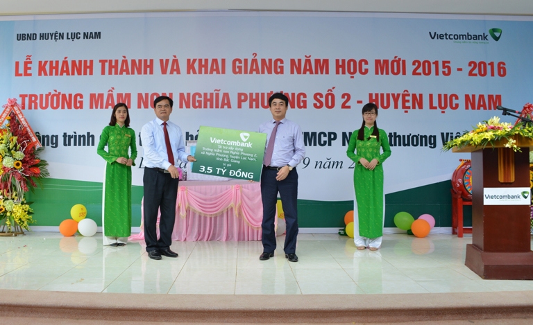 Ông Nghiêm Xuân Thành – Bí thư Đảng ủy – Chủ tịch HĐQT (bên phải) trao số tiền 3,5 tỷ đồng tài trợ xây dựng Trường mầm non Nghĩa Phương 2 cho ông Thân Văn Dàn – Bí thư Huyện ủy Lục Nam.
