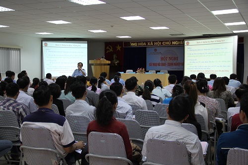 ông Huỳnh Trịnh Thanh- Phó Chi cục trưởng Chi cục Hải quan KCN Mỹ Phước trình bày tại Hội nghị